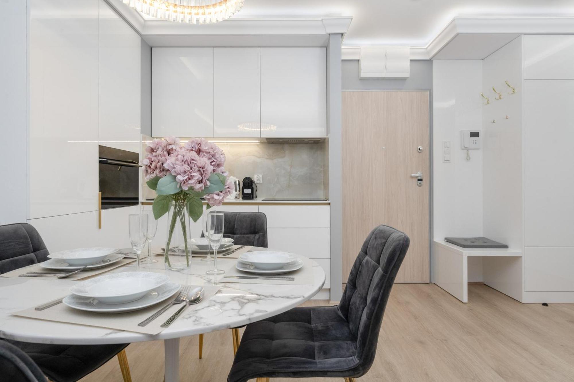 Elegant Apartment With Balcony By The Oder River In Wroclaw By Renters Prestige Exteriér fotografie